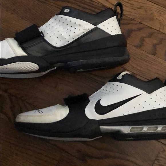 Josh Childress Signed game used basketball shoe - Picture 2 of 5